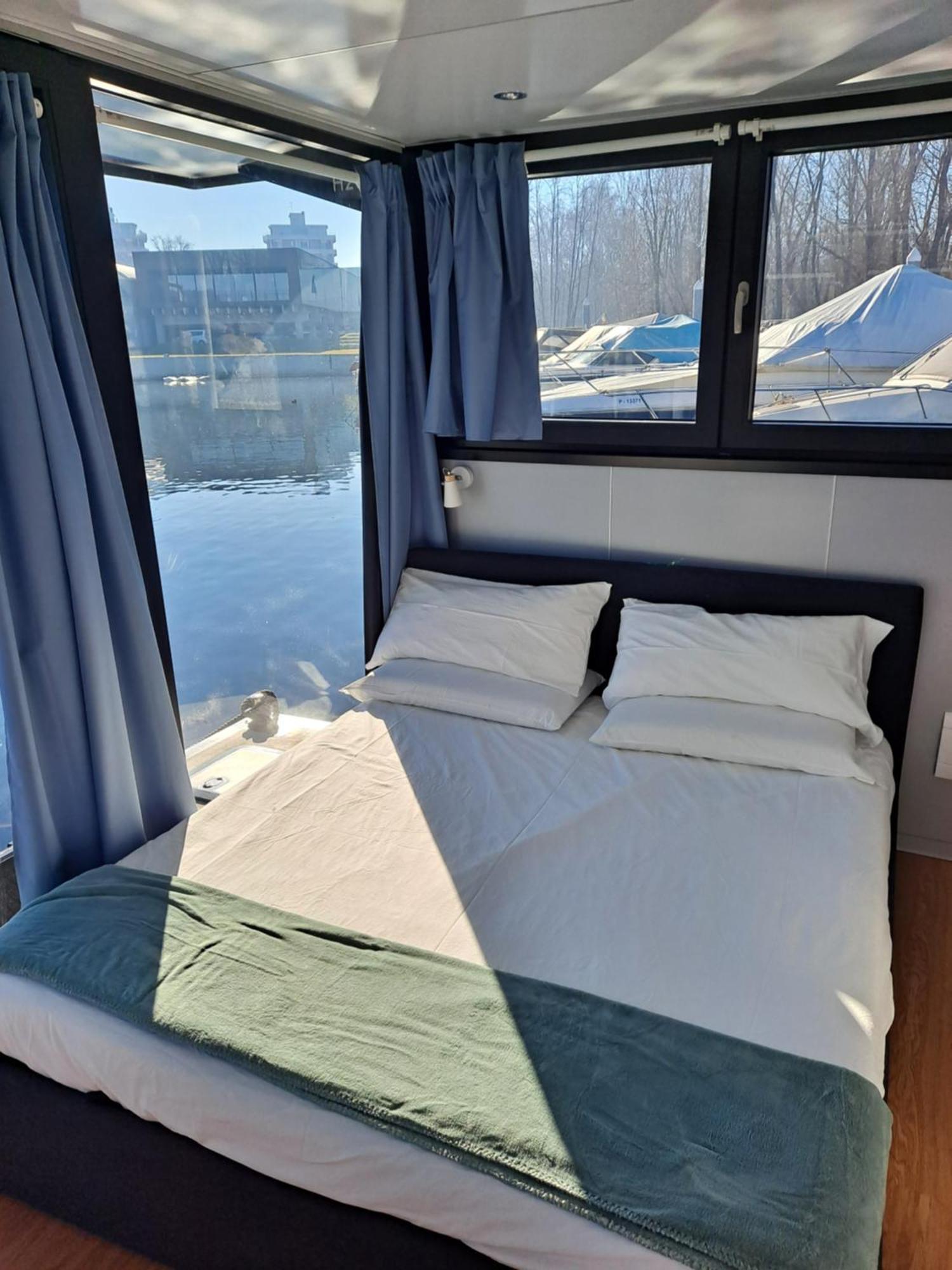 Floating Experience Black Pearl, Lago Maggiore Dormelletto Exteriör bild