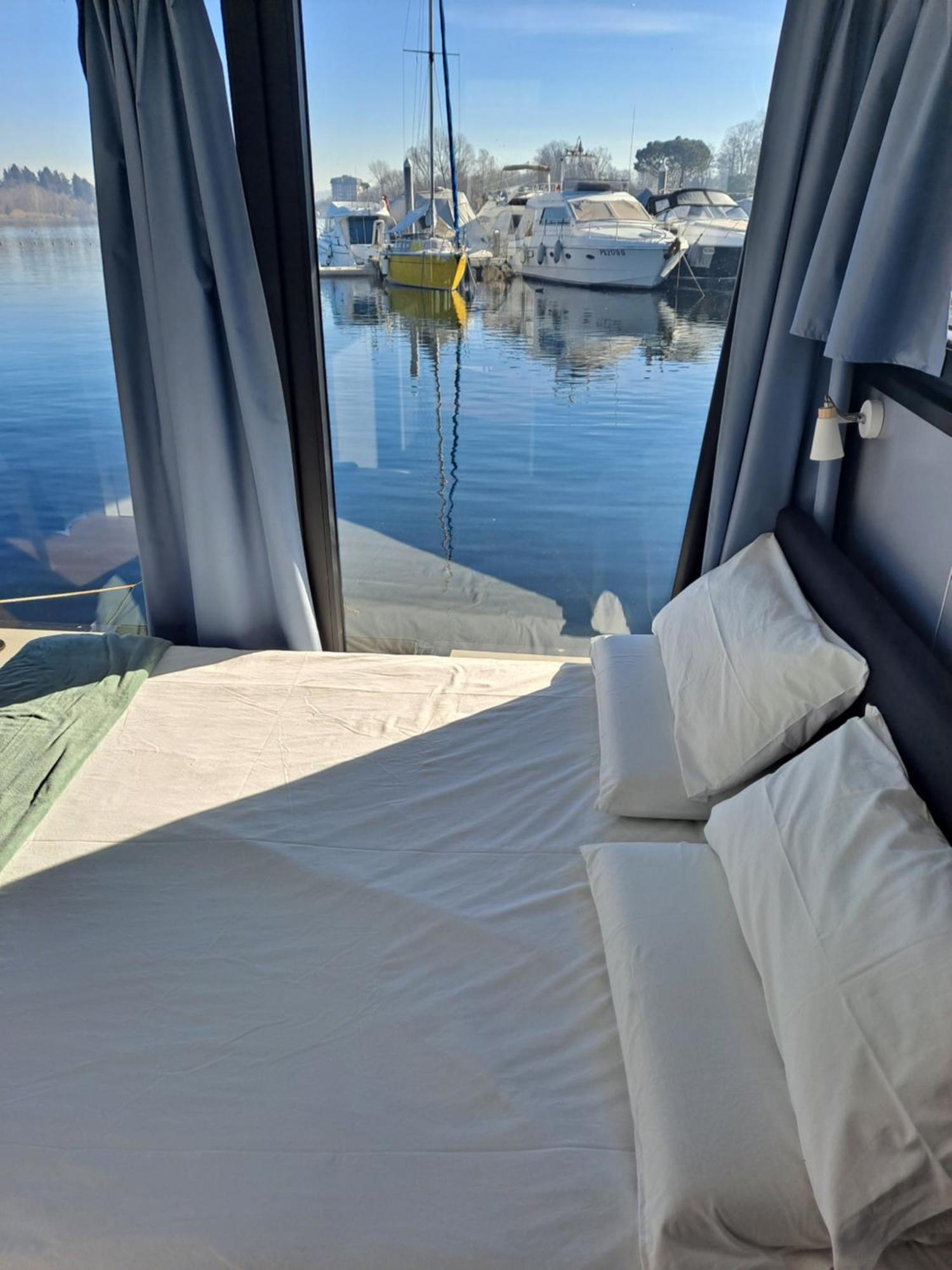 Floating Experience Black Pearl, Lago Maggiore Dormelletto Exteriör bild