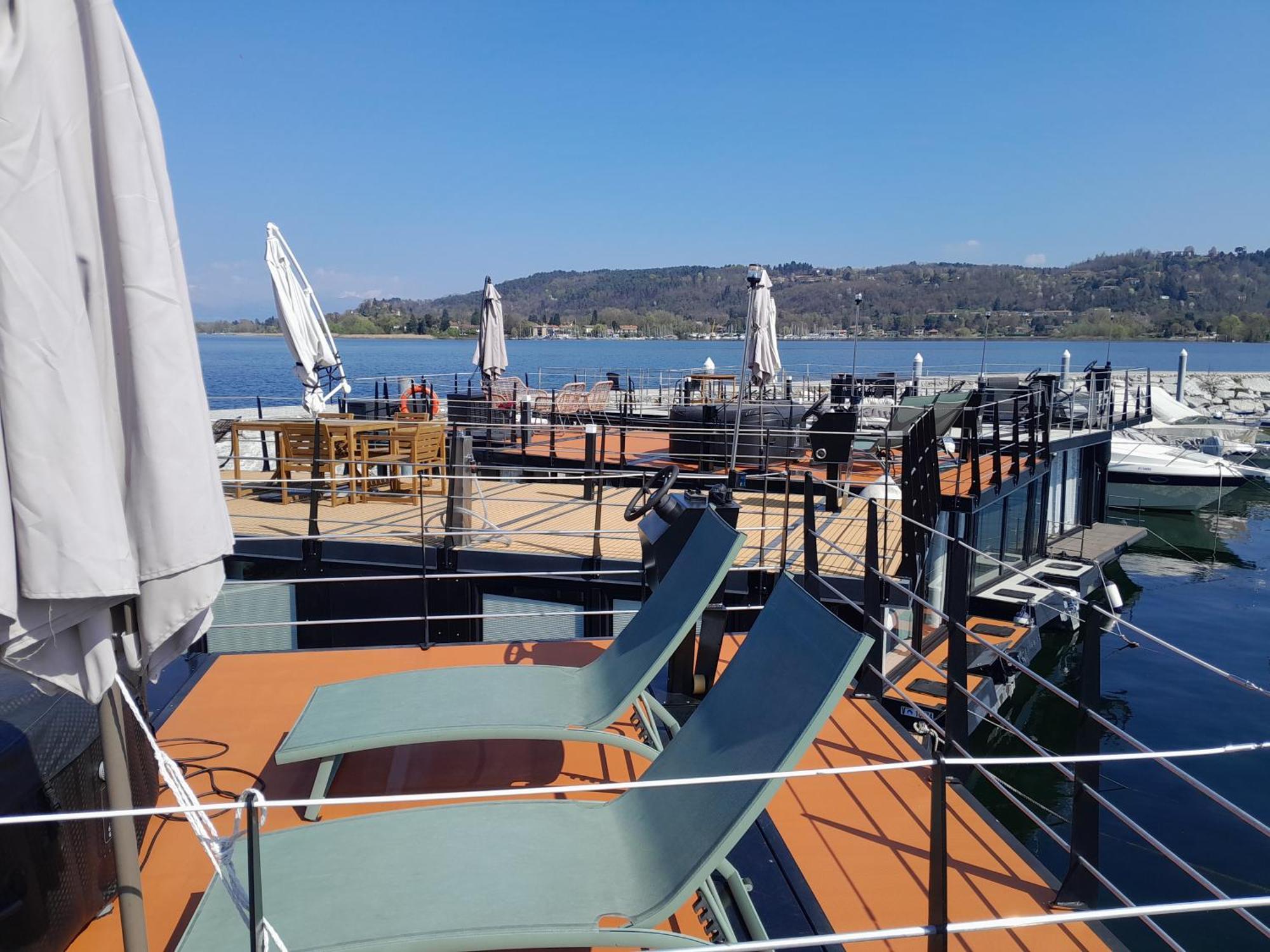 Floating Experience Black Pearl, Lago Maggiore Dormelletto Exteriör bild