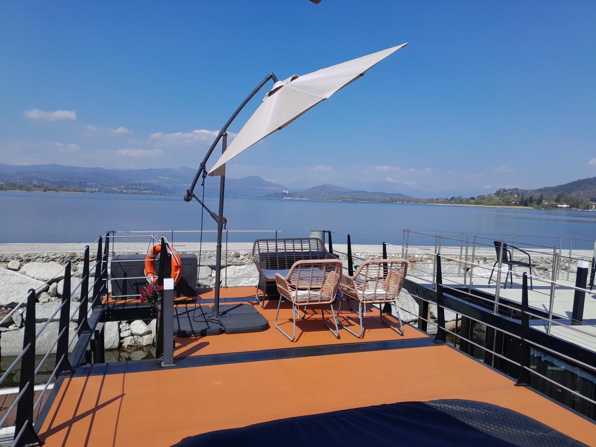 Floating Experience Black Pearl, Lago Maggiore Dormelletto Exteriör bild