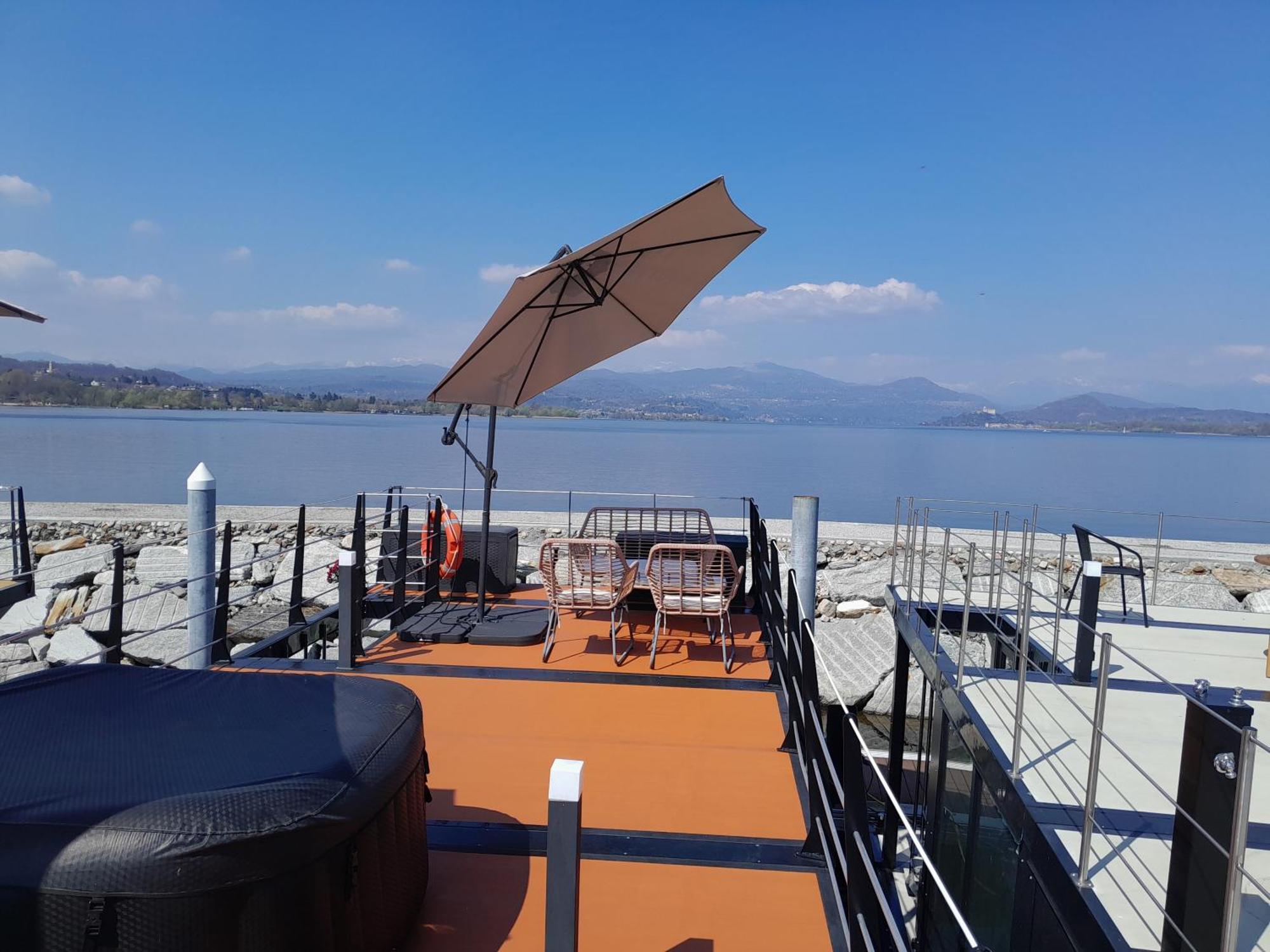 Floating Experience Black Pearl, Lago Maggiore Dormelletto Exteriör bild