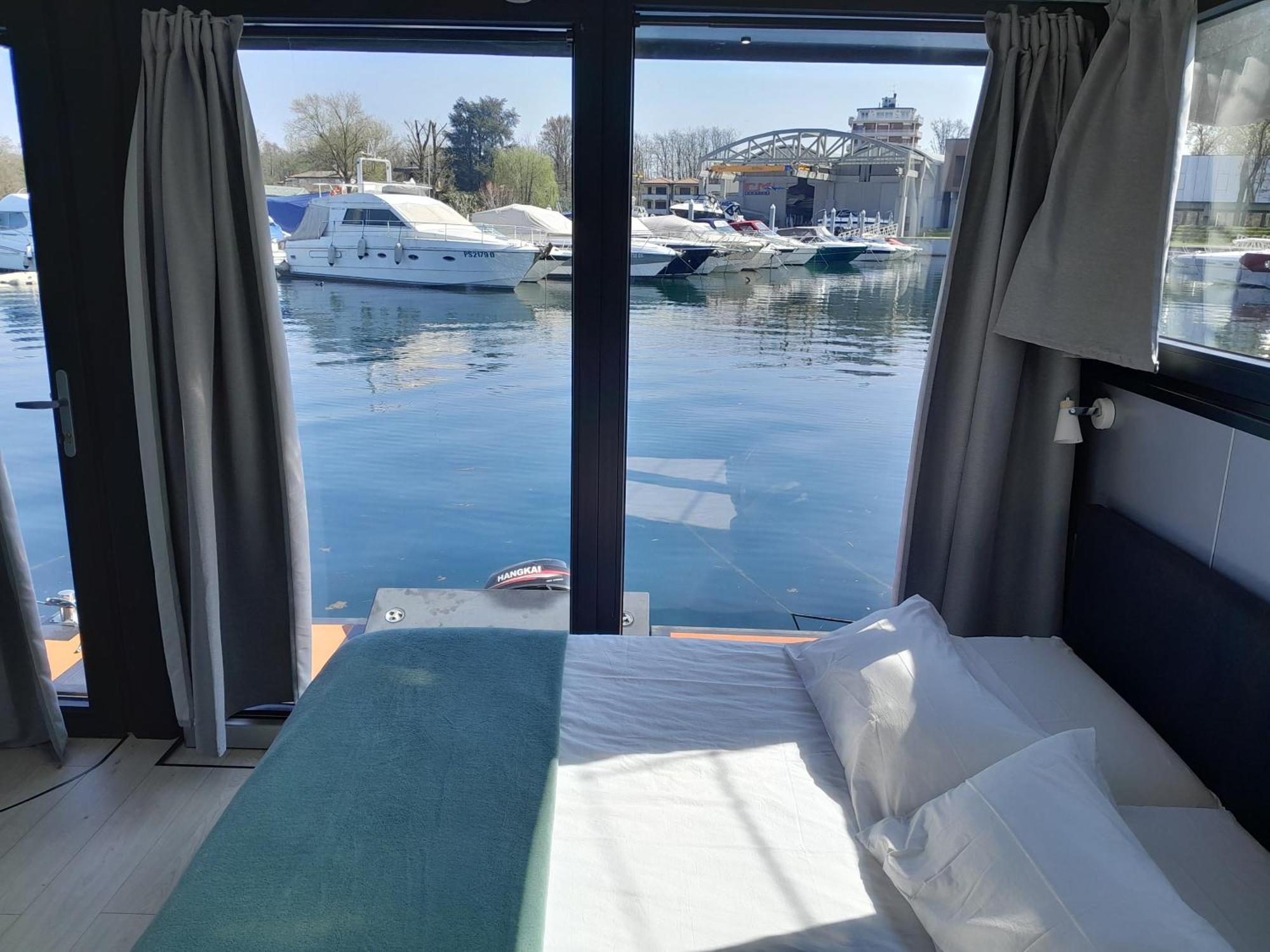 Floating Experience Black Pearl, Lago Maggiore Dormelletto Exteriör bild