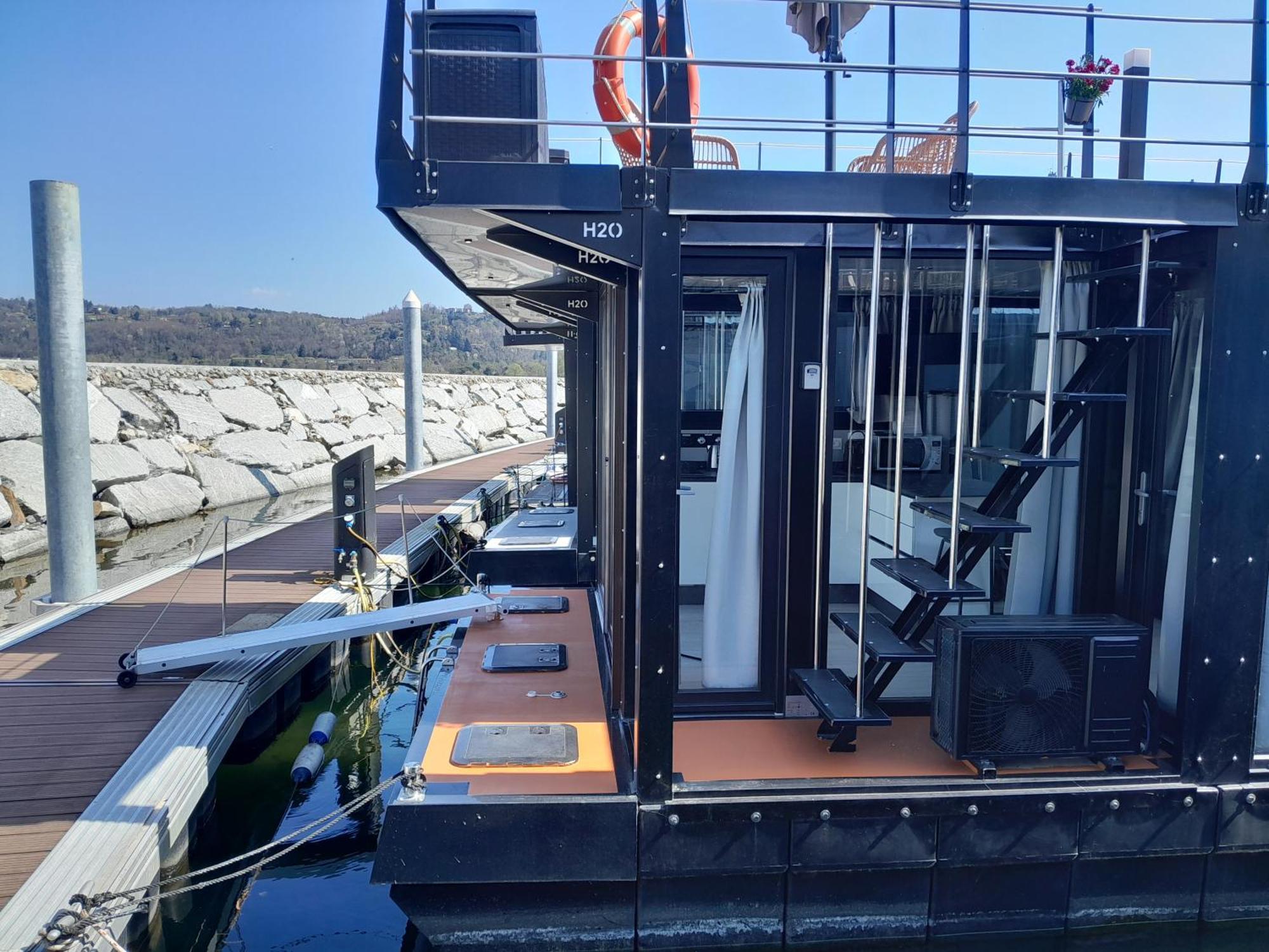 Floating Experience Black Pearl, Lago Maggiore Dormelletto Exteriör bild